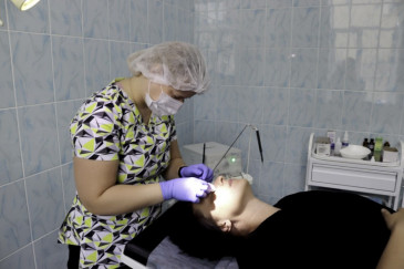 Врач и пациентка во время процедуры